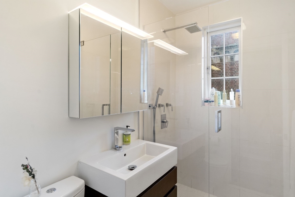 988 Memorial Dr, Harvard Square