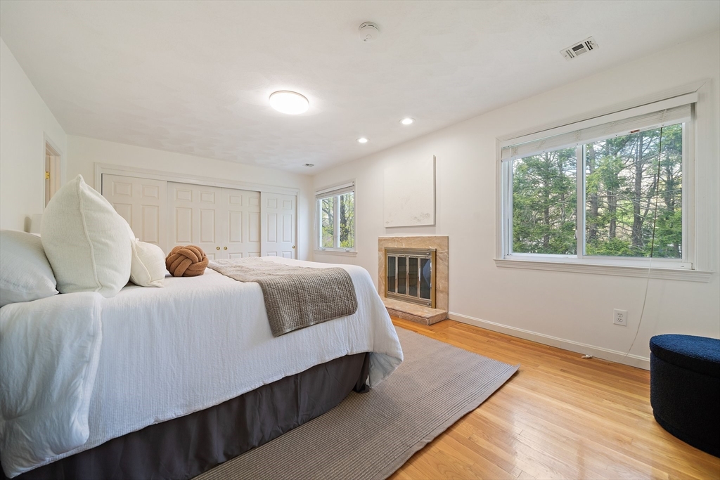 28 Mansfield Rd, Wellesley