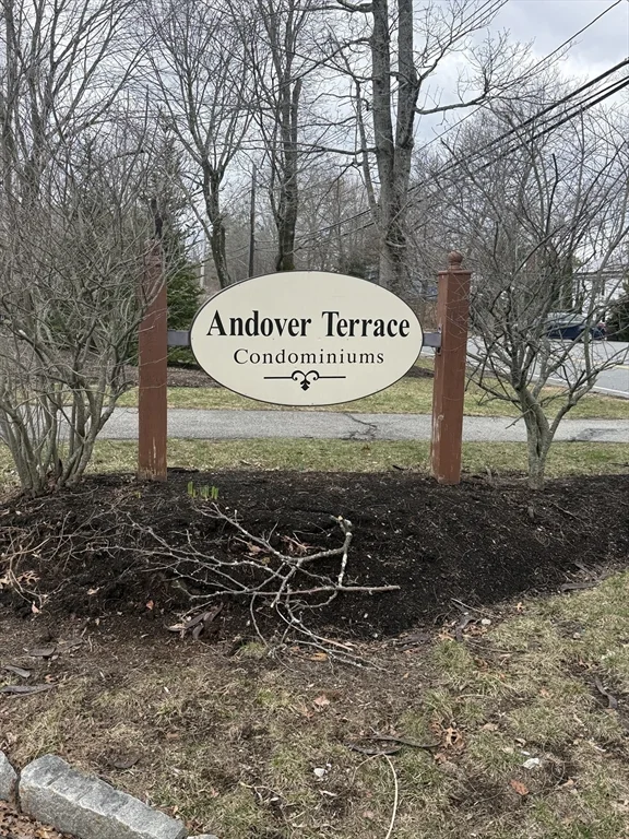 4 Longwood Dr, Andover