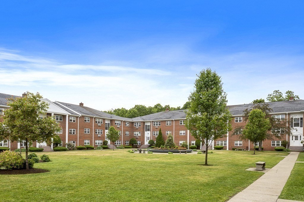 11 Old Colony Ln, Arlington Heights