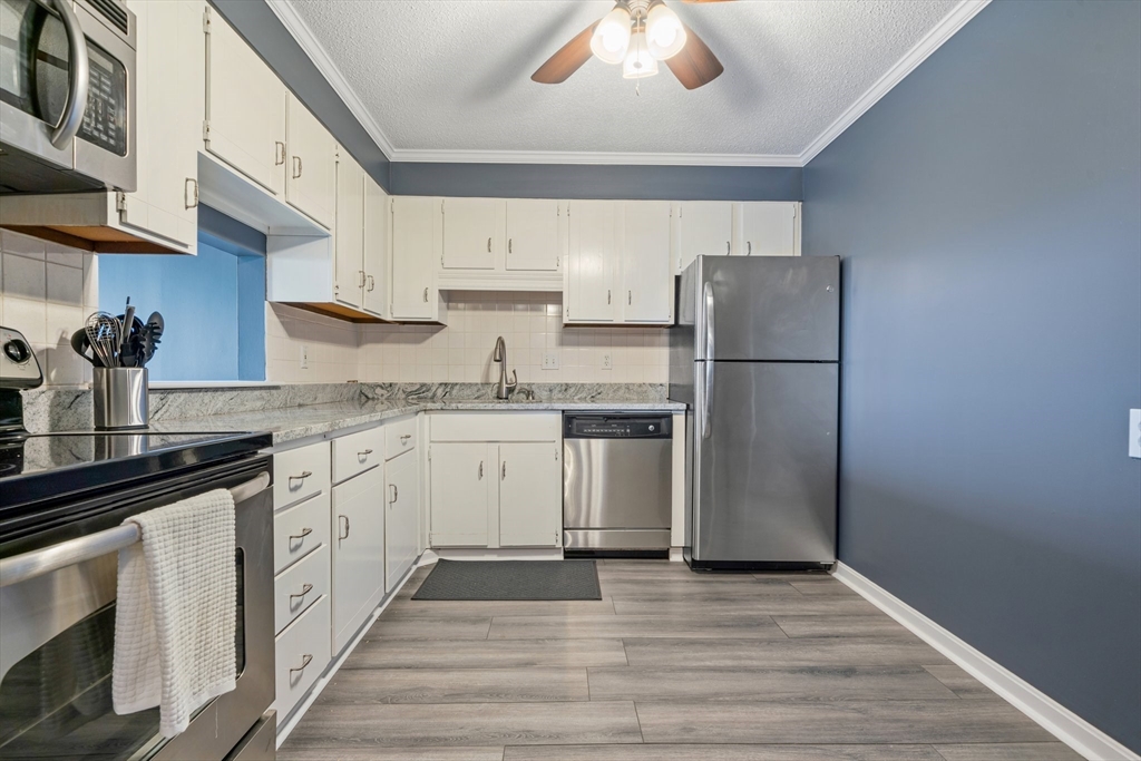 3 Summit Dr, Reading