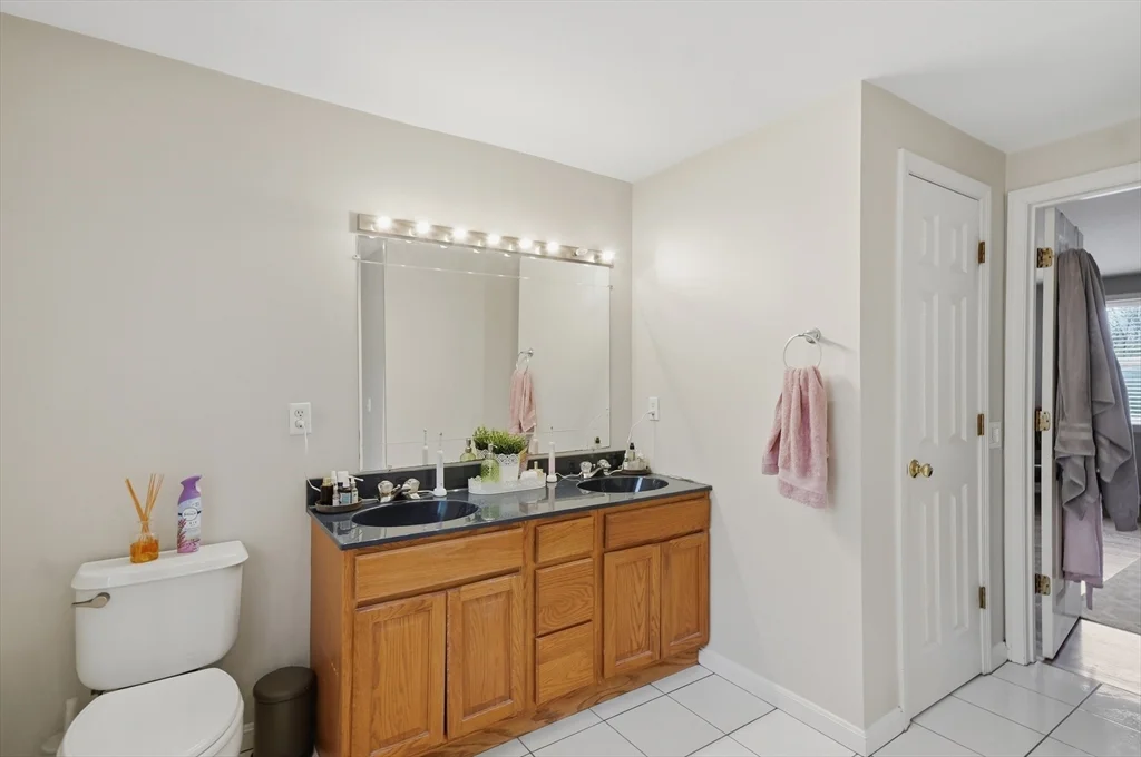 11 Roseanna Park Dr, Waltham
