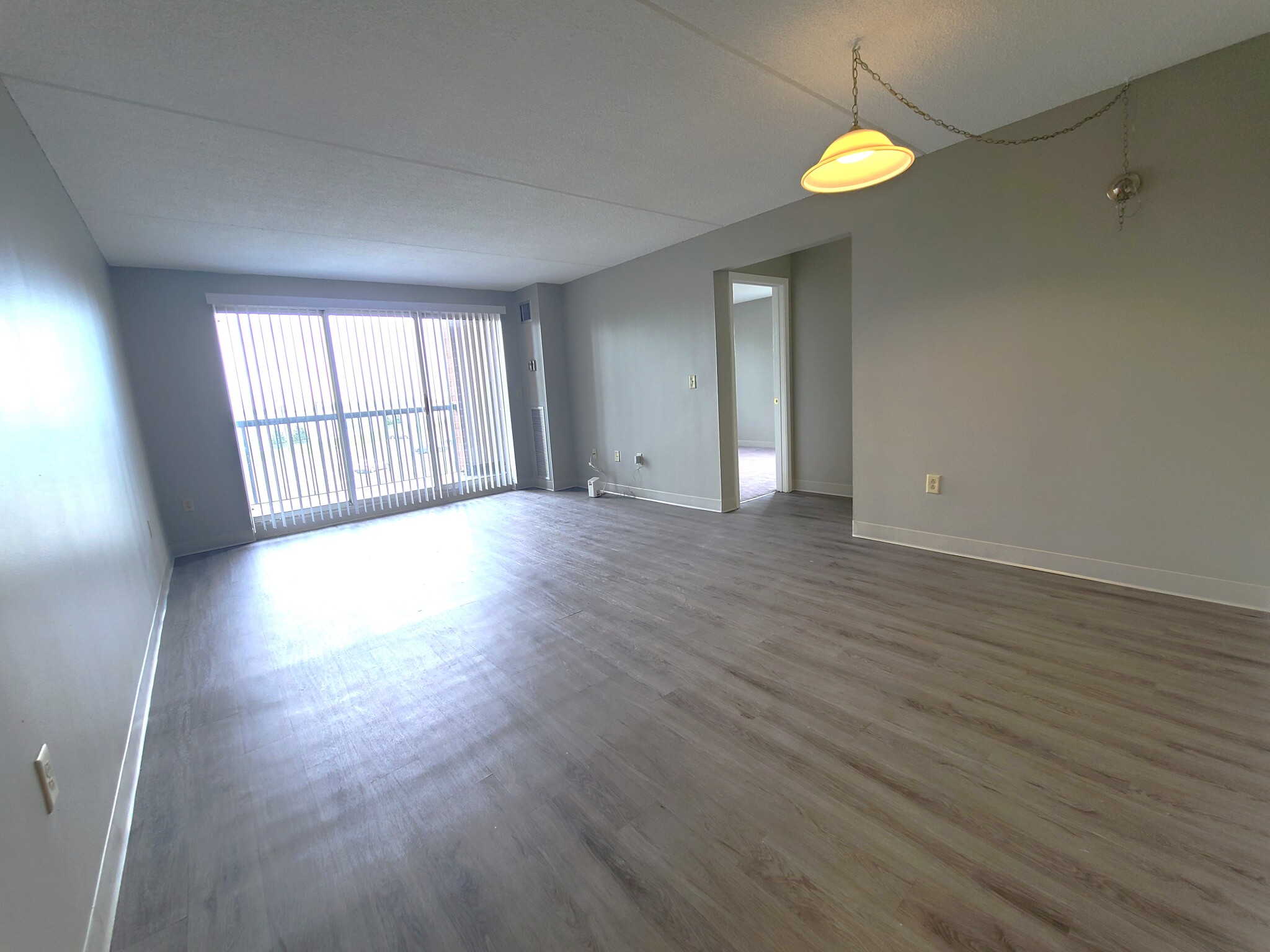 1 South Point Dr, Dorchester