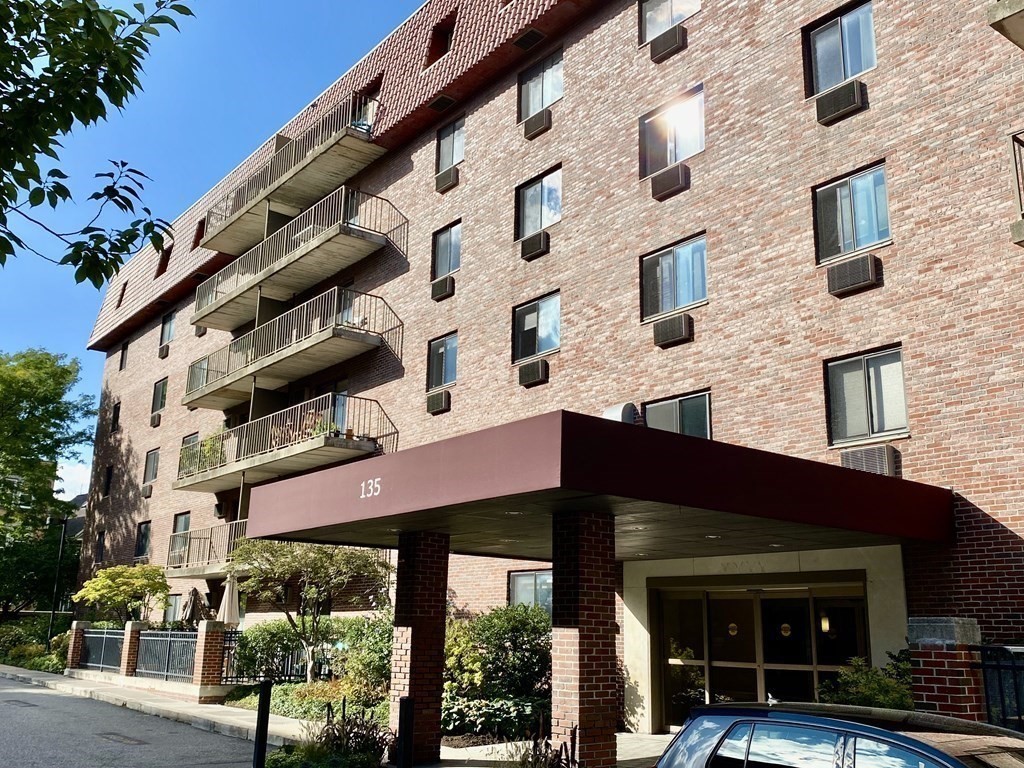 135 Pleasant St, North Brookline