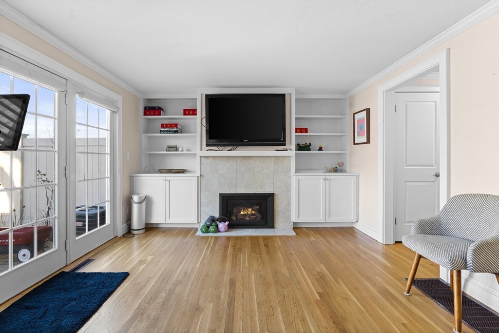 11 Oak St, Wellesley