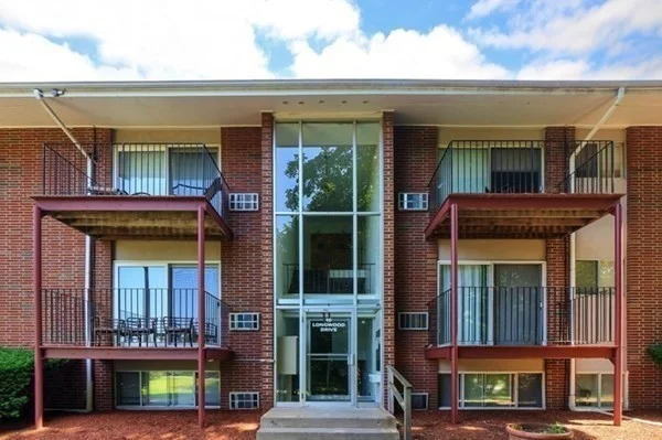 10 Longwood Dr, Andover