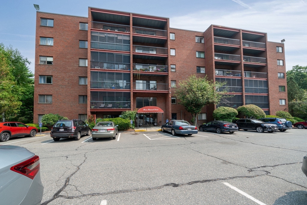 3 Summit Dr, Reading