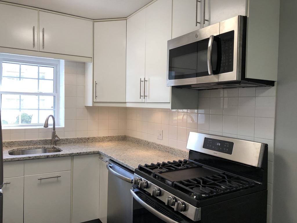 35 Lake Shore Ct, Brighton