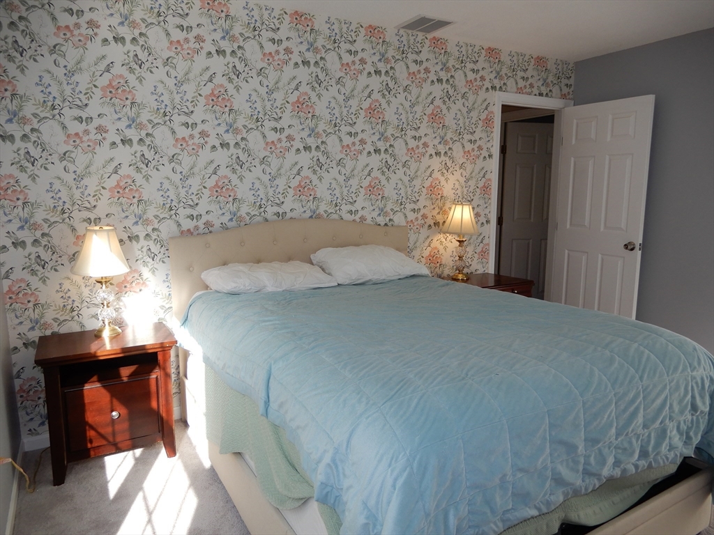 5 Bradshaw Ln, Foxboro