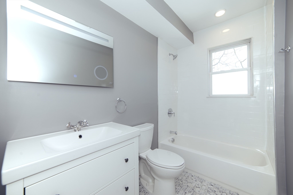 10 Duffley Ct, Chestnut Hill