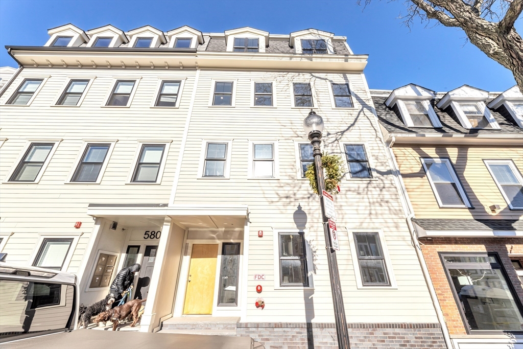 582 East Broadway, Boston