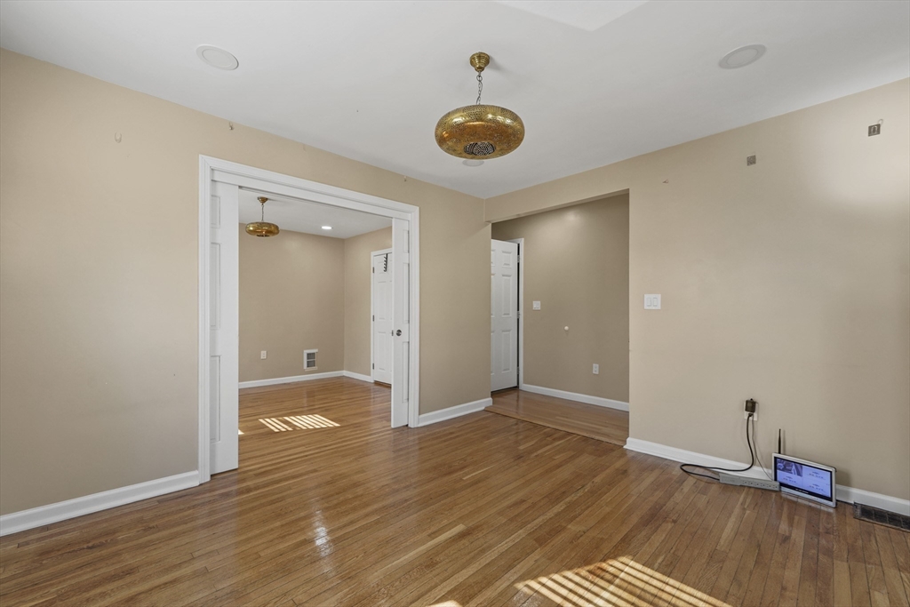 4 Champlain Rd, Salem