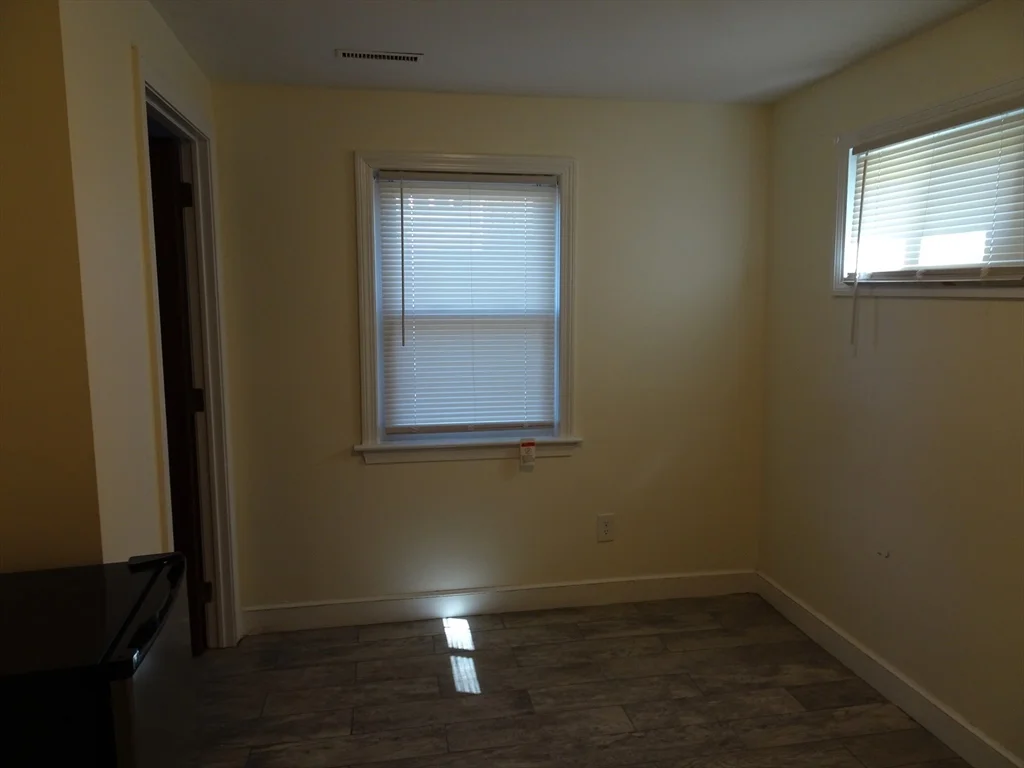 2 Lantern Ln, Burlington