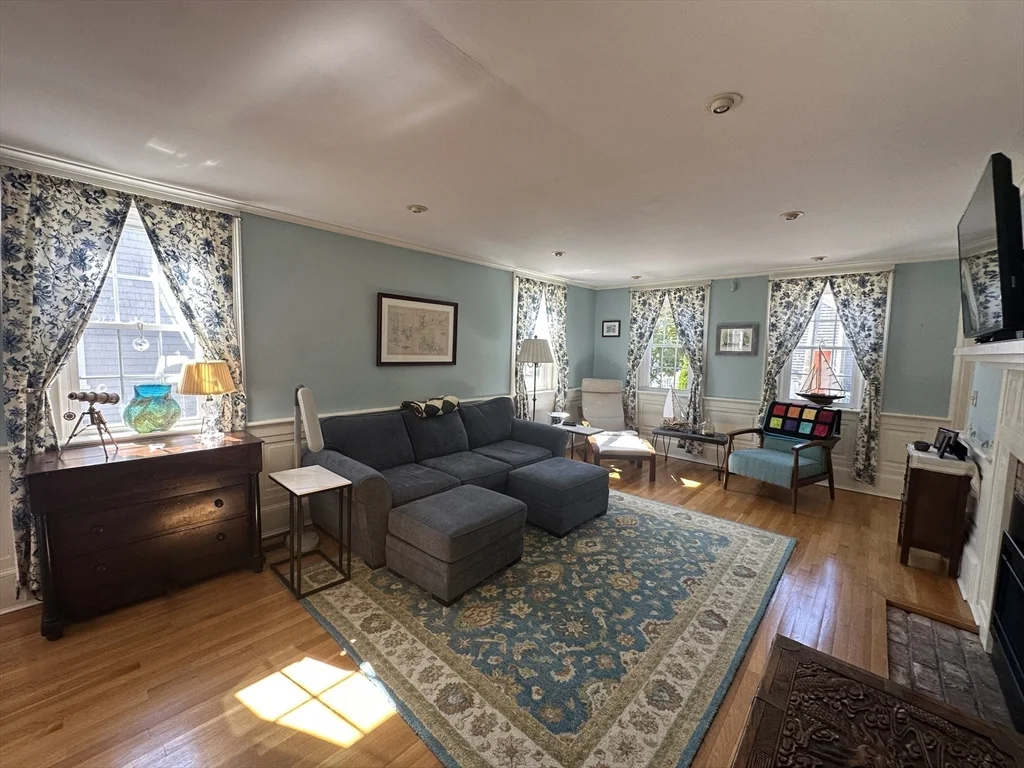 12 Pearl St, Mattapoisett