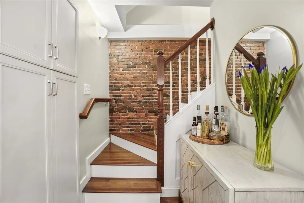 16 Follen St, Back Bay
