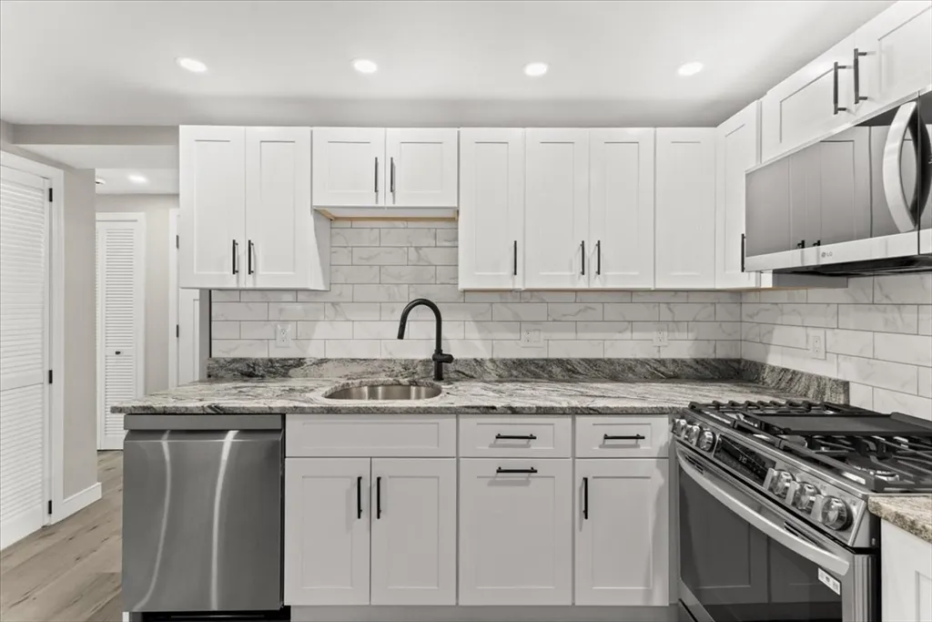 19 Coach Ln, Norwood