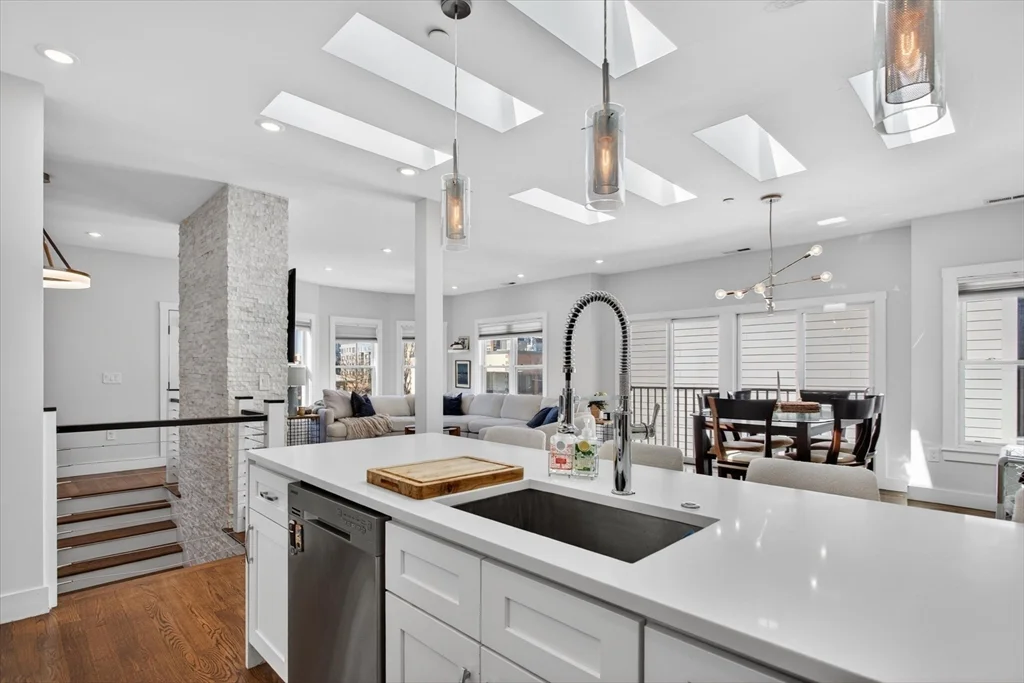 15 W Bellflower St, South Boston