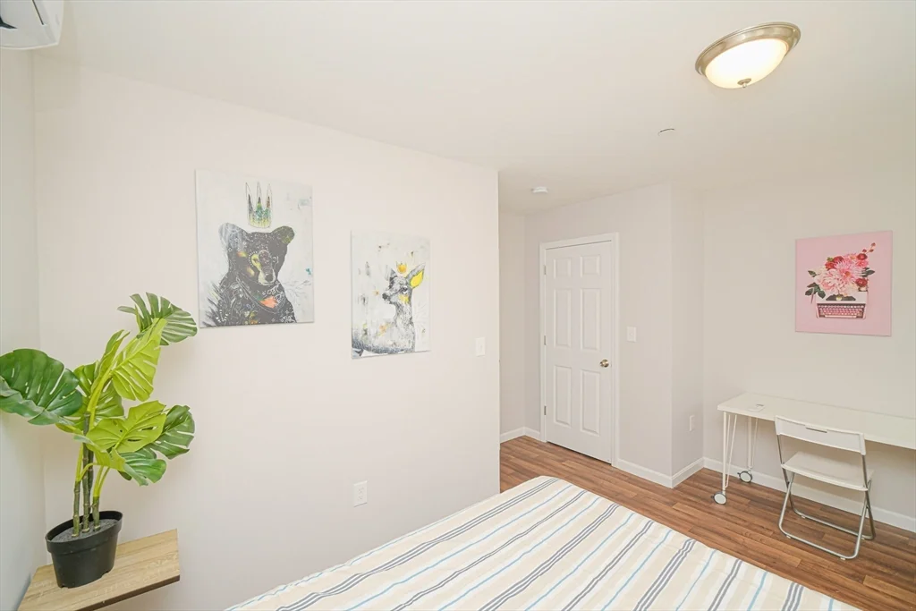 23 Warwick, Roxbury