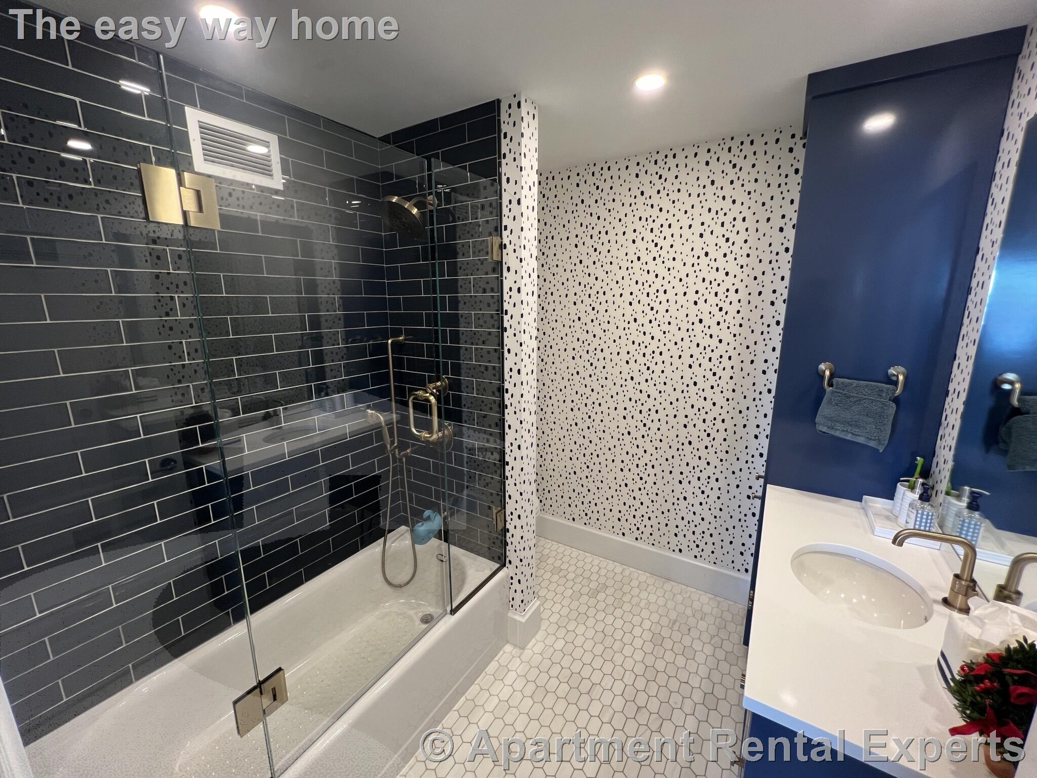 85 East India Row, Downtown