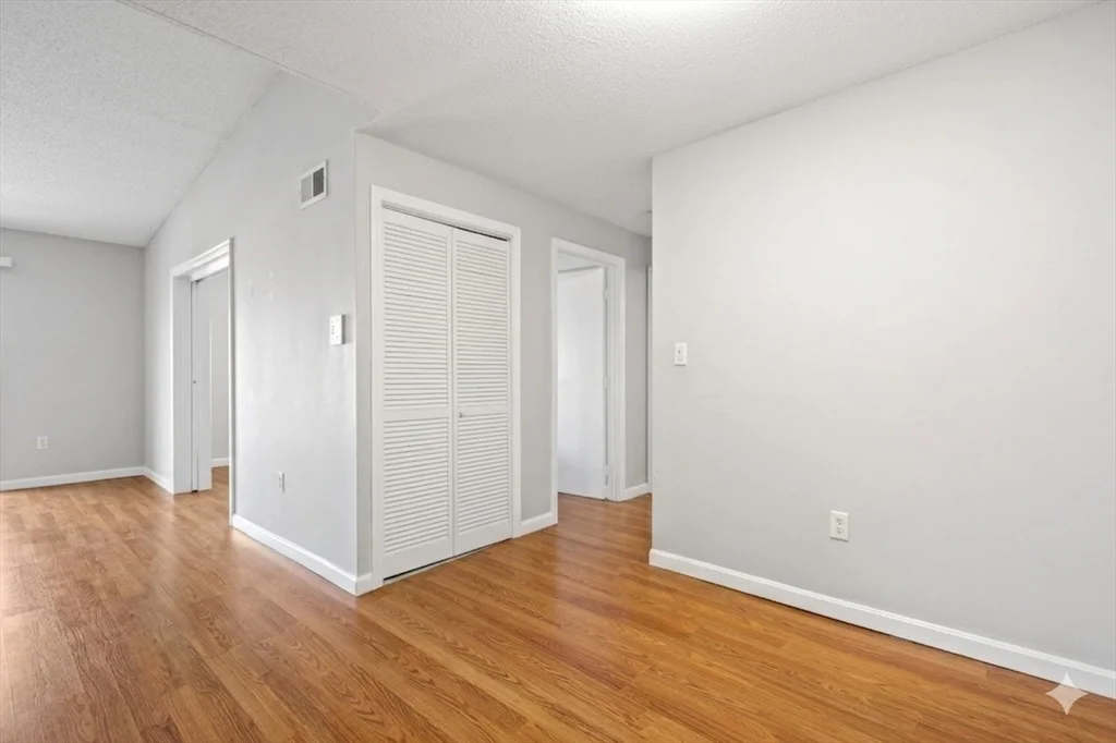 5 Thoreau Ct, Natick
