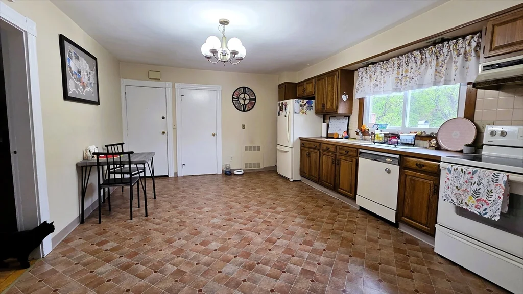698 Church St, Whitinsville