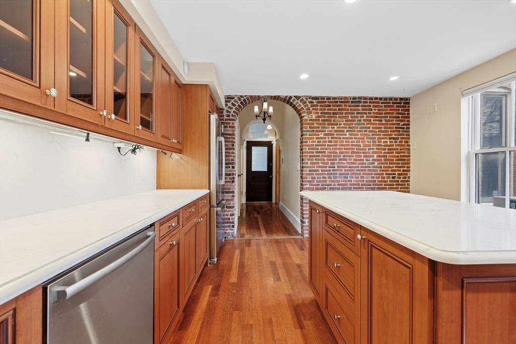 31 Millmont St, Roxbury