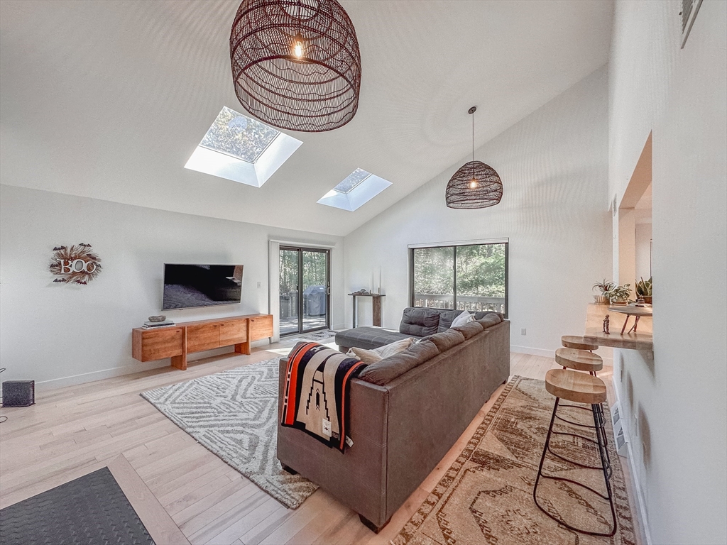 15 Thoreau Dr, Easton