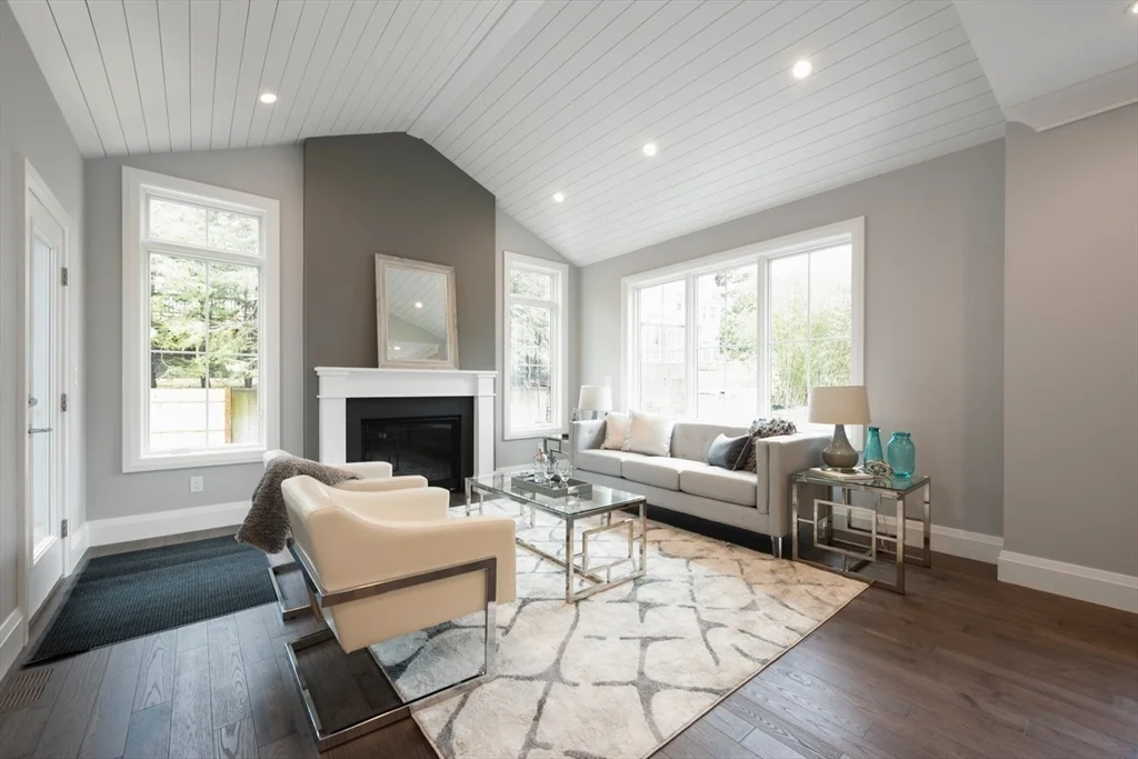 962 Walnut St, Newton
