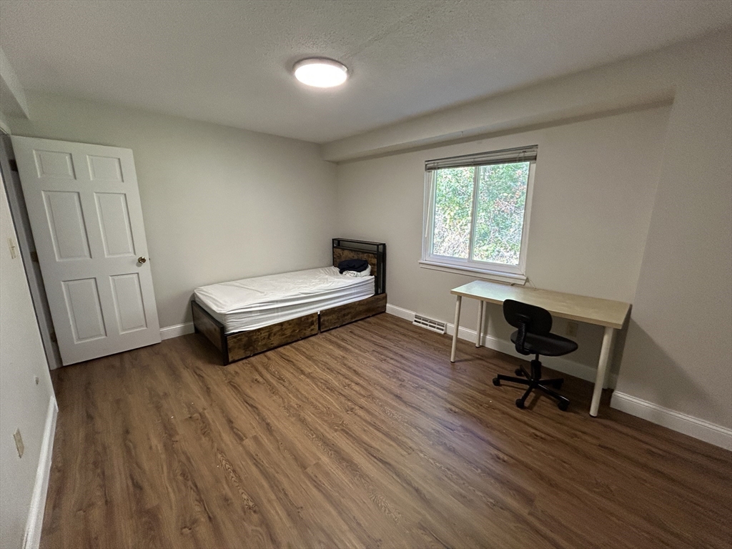 28 Apple Tree Hill Rd, Hopkinton