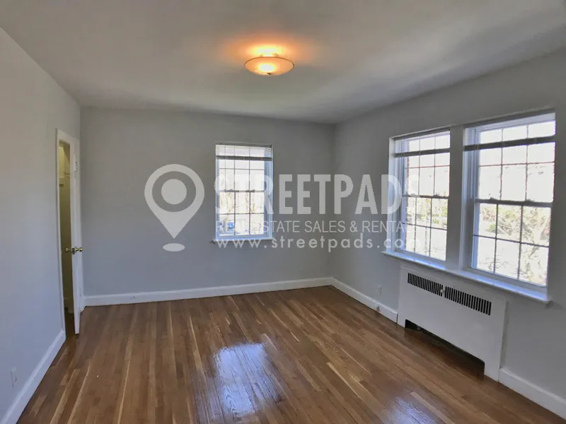 1129 Beacon St, Longwood