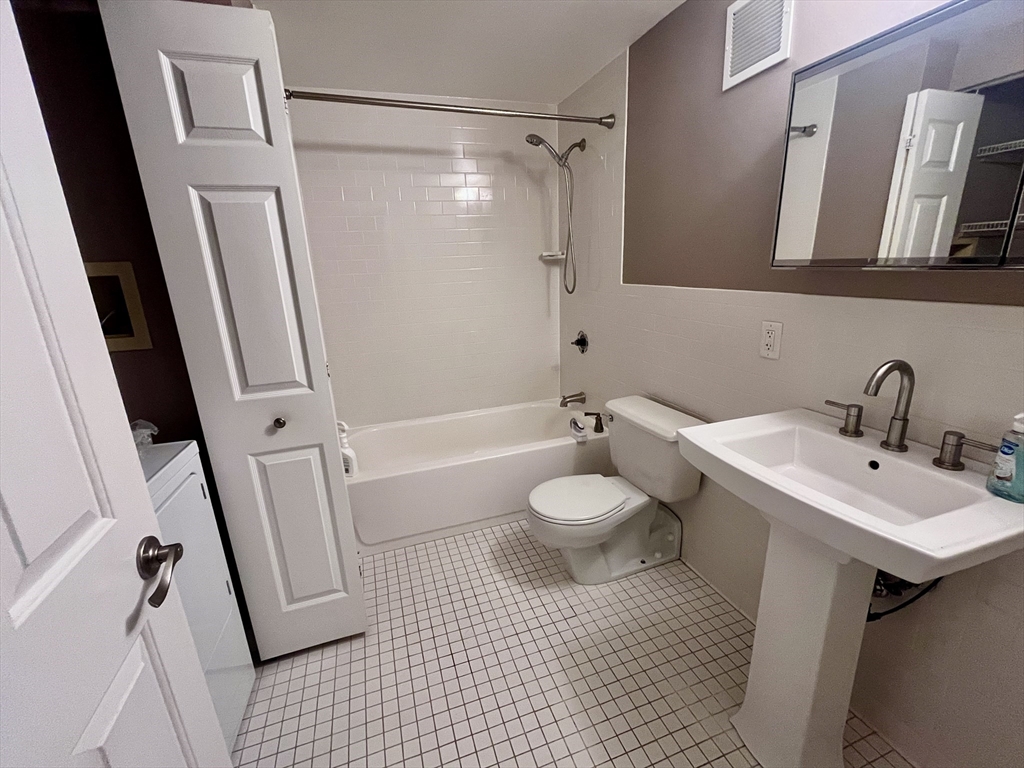 200 Ledgewood Dr, Stoneham