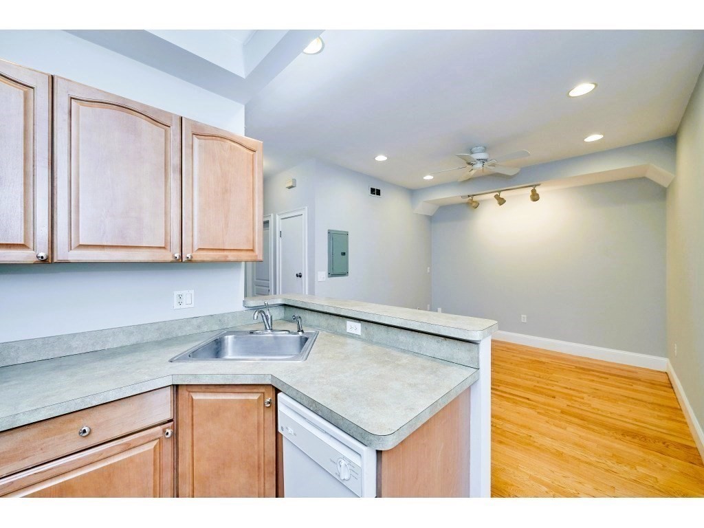 6 Humboldt Pl, South Boston