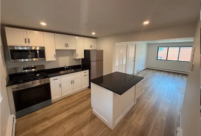 10 Colonial Dr, Andover