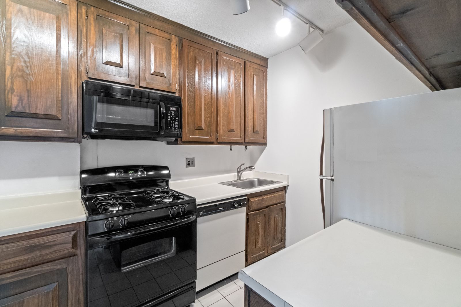 1 bed, 1 bath apartment for rent at 65 East India Row Unit 7D, Waterfront — photo 1 of 14
