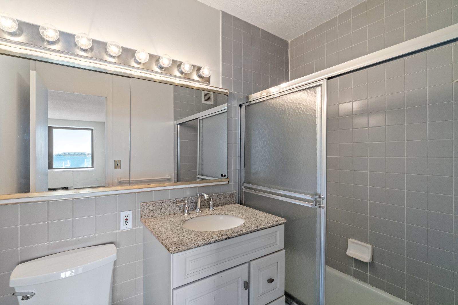1 bed, 1 bath apartment for rent at 65 East India Row Unit 7D, Waterfront — photo 5 of 14
