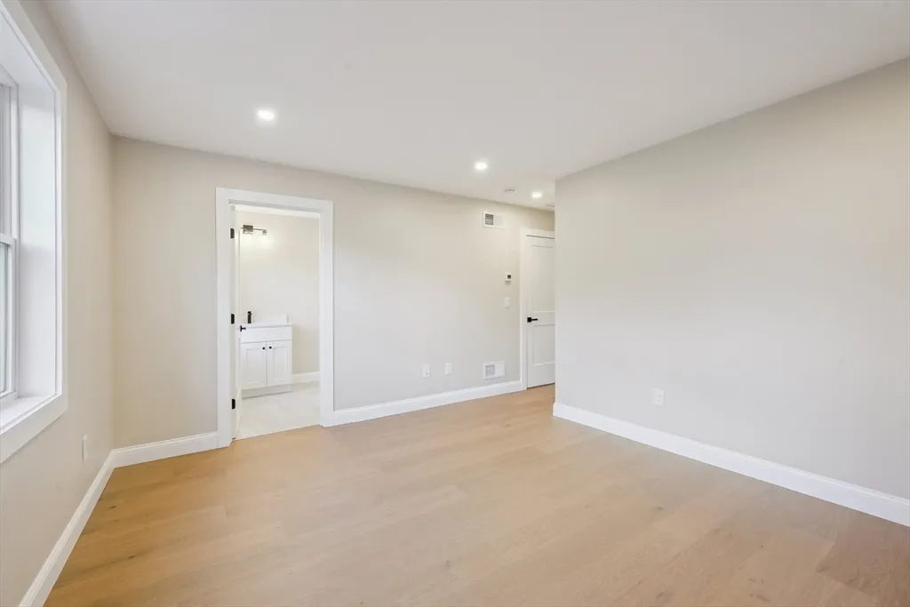 122 Stowe St, Fall River