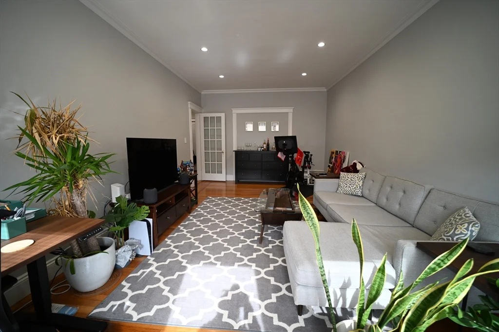 9 Greenway Ct, North Brookline