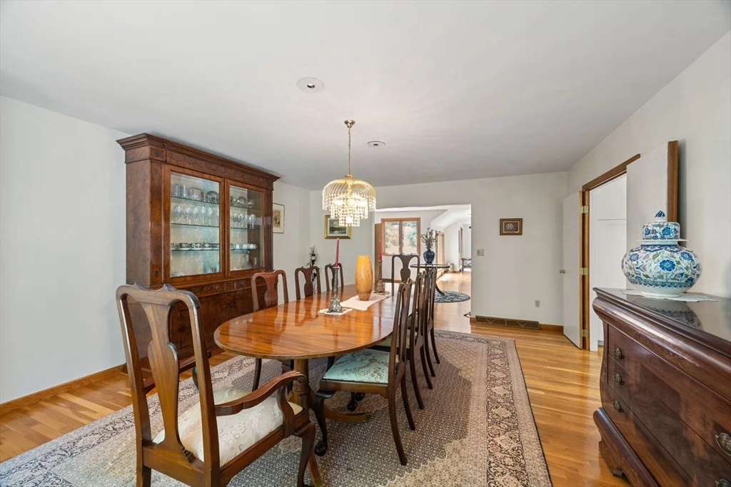 4 Crestview Ln, Milton