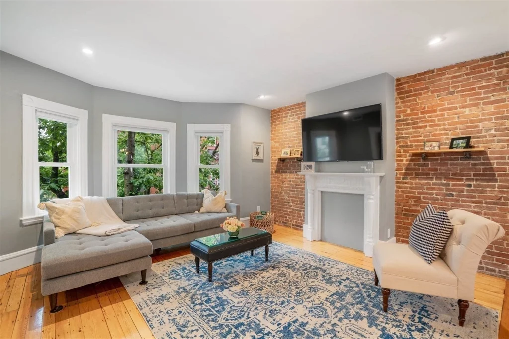 30 Oak St, Charlestown