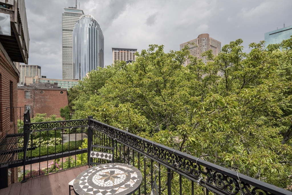 221 W Newton, South End