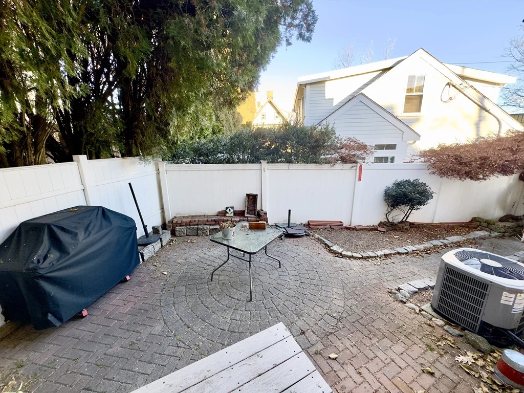 8 Fox Point, Dorchester