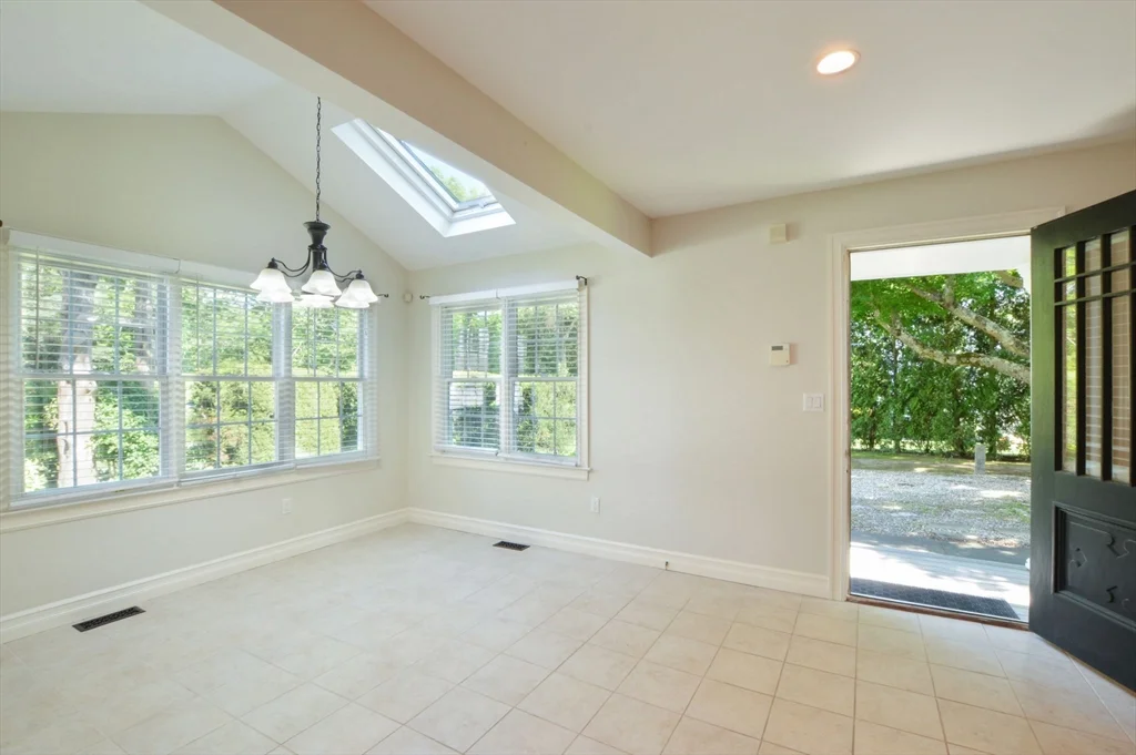 66 Tucker Ln, Dartmouth