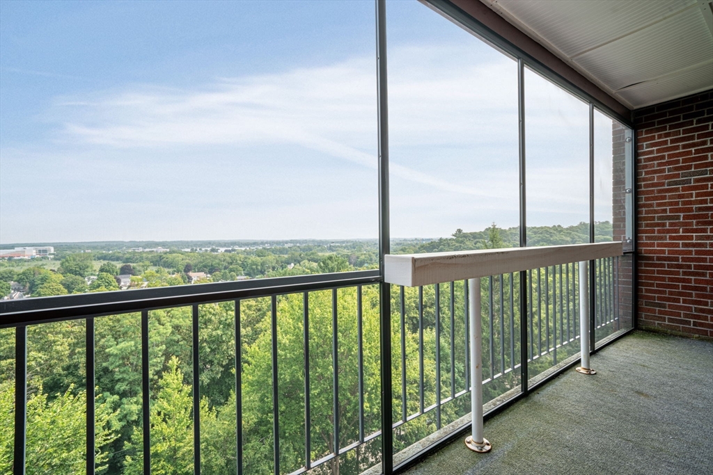 3 Summit Dr, Reading