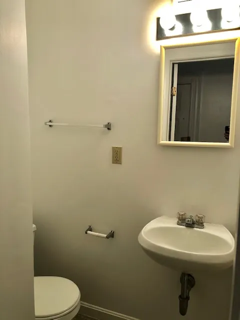 1077 Beacon St, Longwood