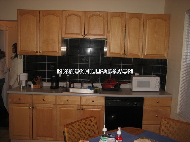 3 bed, 1 bath apartment for rent at 34 Darling St Unit U1, Mission Hill — photo 3 of 44