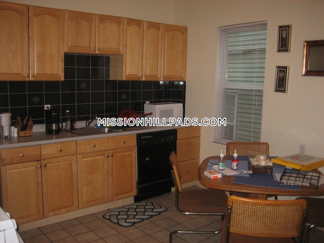 3 bed, 1 bath apartment for rent at 34 Darling St Unit U1, Mission Hill — photo 6 of 44
