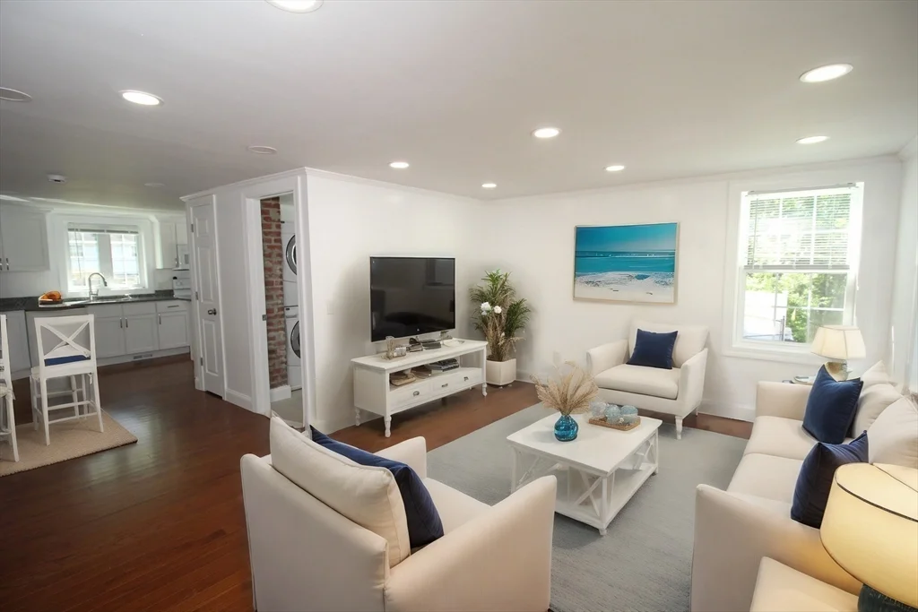 96 Walnut Ln, Attleboro
