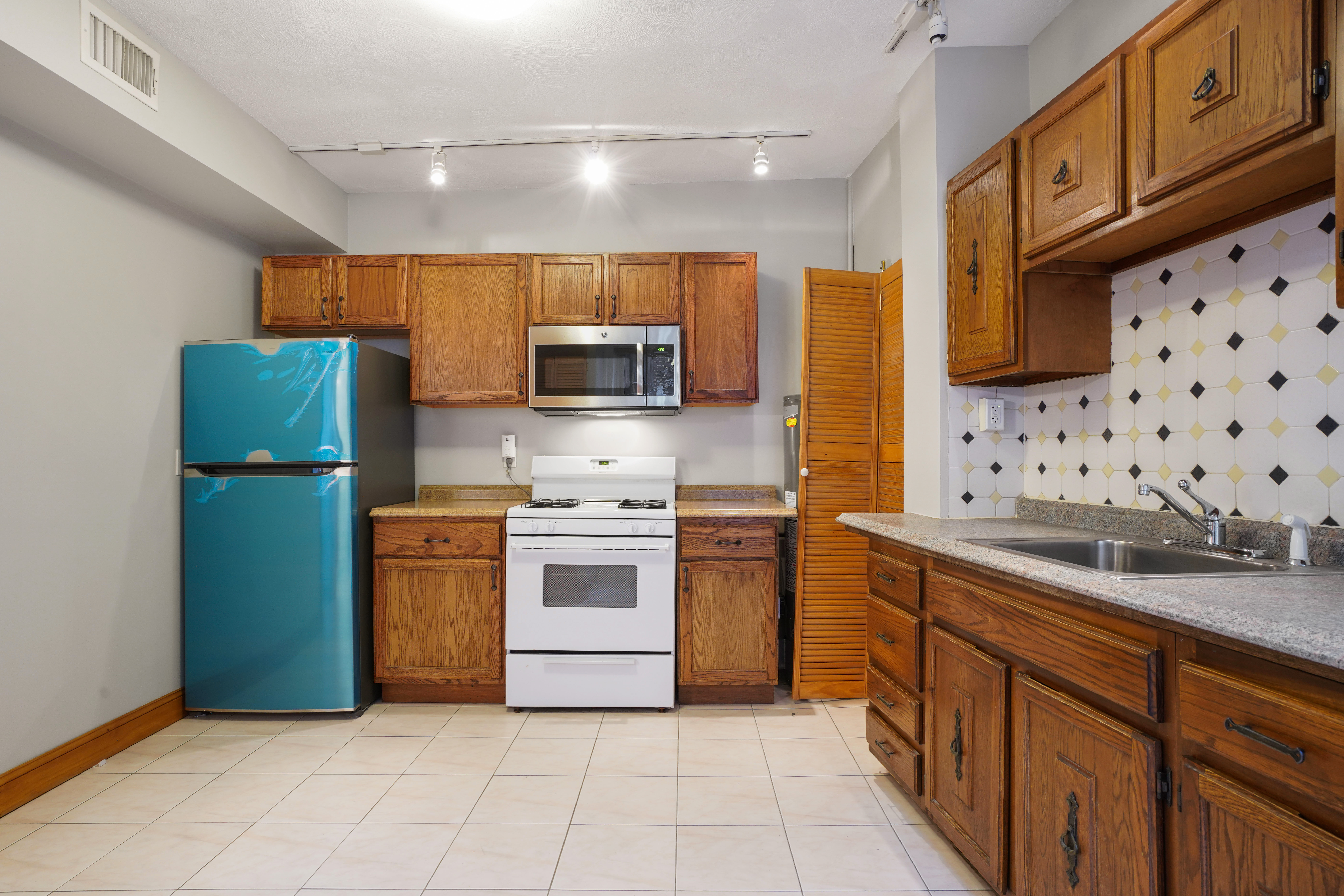 3.5 bed, 1 bath apartment for rent at 391 Hanover St Unit 3, North End — photo 15 of 17