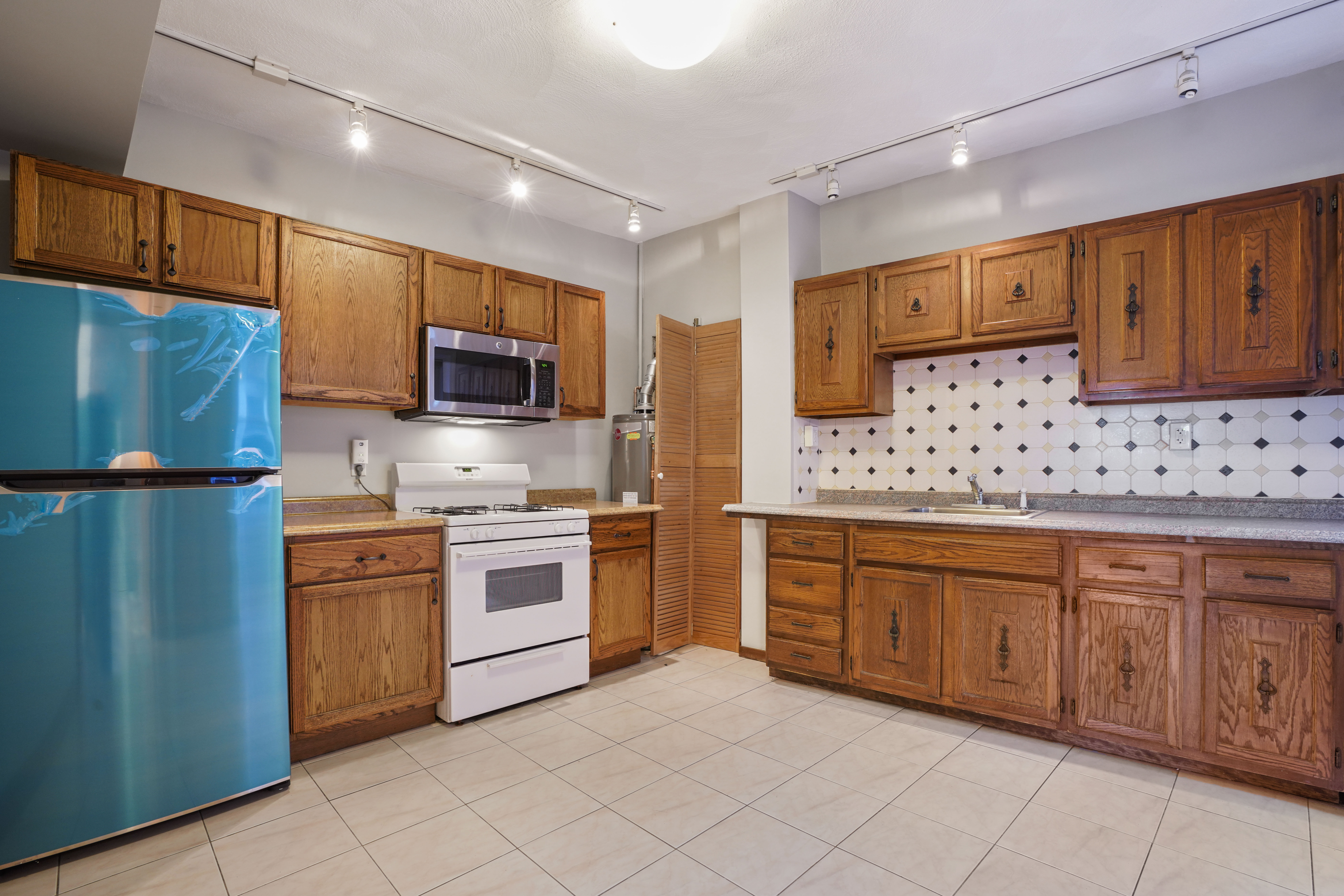3.5 bed, 1 bath apartment for rent at 391 Hanover St Unit 3, North End — photo 14 of 17