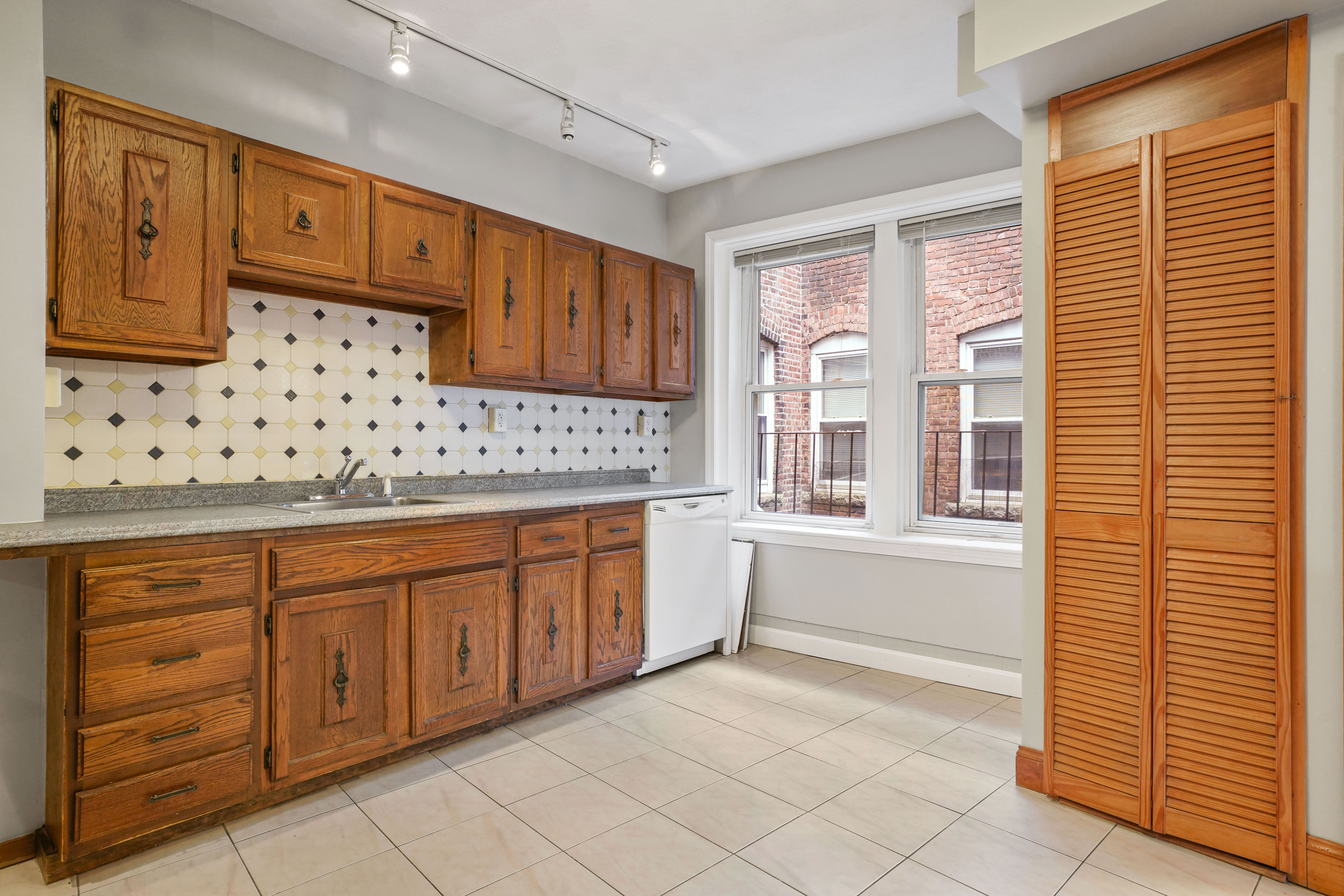 3.5 bed, 1 bath apartment for rent at 391 Hanover St Unit 3, North End — photo 16 of 17